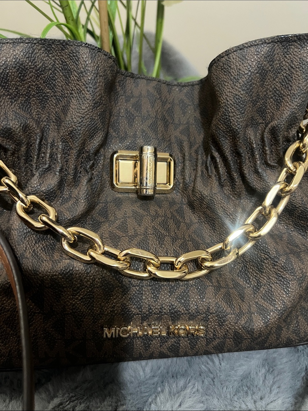 Michael Kors Brown Logo Shoulder Bag with Gold Chain Detail GUC retail $89 - Picture 2 of 6